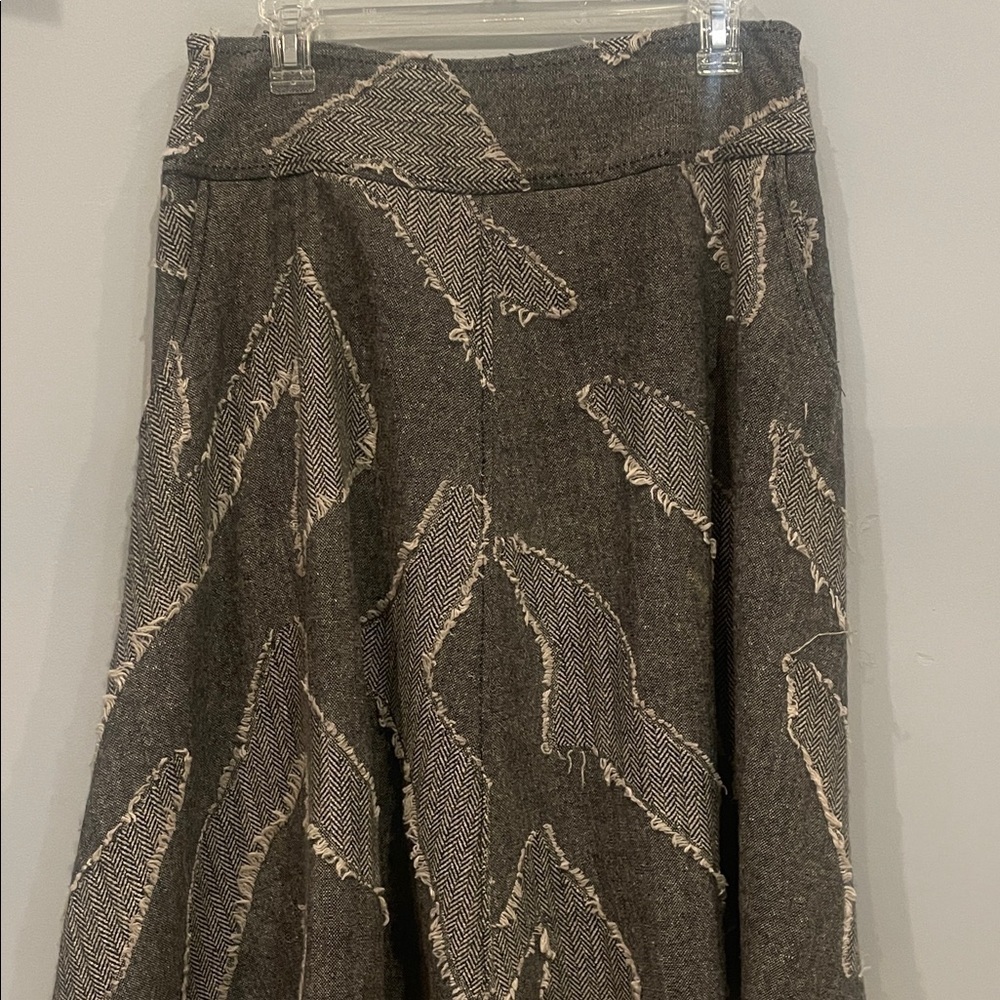 Elegant Gray Patterned Skirt unique design like new lined size 6 zip on side